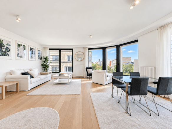 Lichte woon- en eetkamer in een modern appartement met parketvloer en grote ramen   appartement met 3 slaapkamers  Elsene