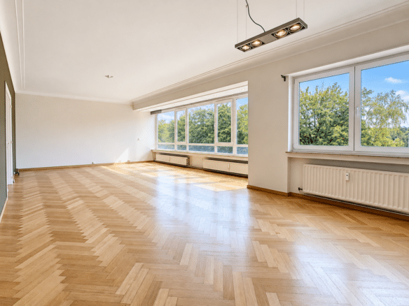 Salon lumineux dappartement avec parquet en chevrons et grandes fenêtres   appartement 2 chambres  woluwe saint pierre