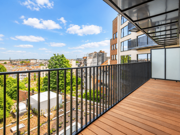 Terrasse spacieuse dappartement moderne avec vue urbaine et garde corps noir   appartement 2 chambres  ixelles