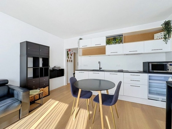 Appartement moderne avec cuisine ouverte blanche salon lumineux et parquet en bois   appartement 1 chambre  anderlecht
