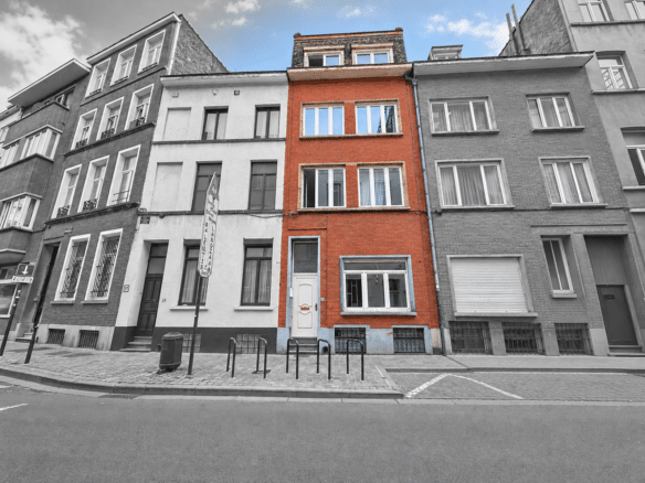 Maison de ville en brique orange dans rue résidentielle calme   maison 4 chambres  bruxelles
