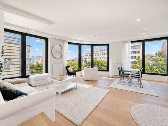Salon et salle à manger lumineux avec grandes fenêtres dans appartement moderne   appartement 3 chambres  ixelles
