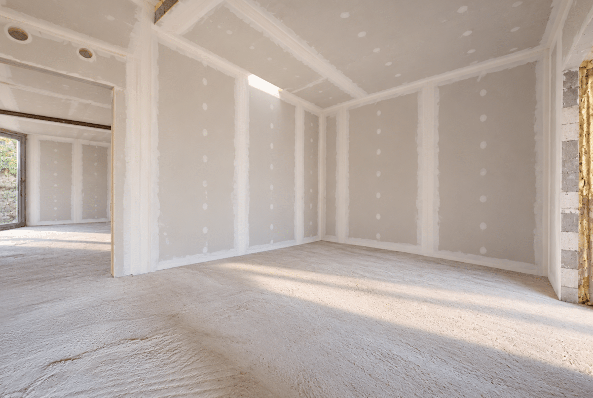 Lichte woonkamer in renovatie met gipsplaten in een nieuwbouwwoning.