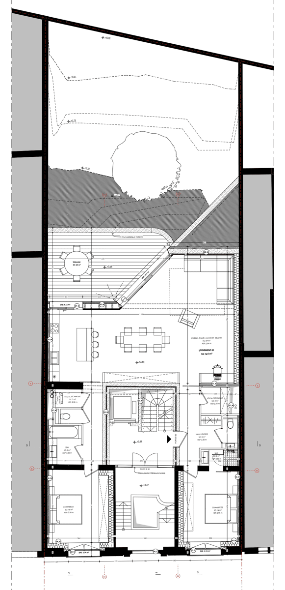 foto 3 Plattegrond van de begane grond van een huis met een centrale hal en trap, een open woon-/eetkamer met keuken, verschillende slaapkamers en badkamers, en een terras met een boom.