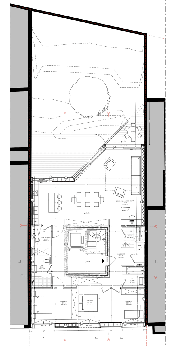 Plattegrond van het appartement, het terras en de tuin – You Real Estate Agency Bouwkundige plattegrond van een appartement met meerdere kamers: woon-/eetkamer, keuken, slaapkamers, badkamers, centrale trap, terras en de omliggende tuin, gezien in bovenaanzicht.