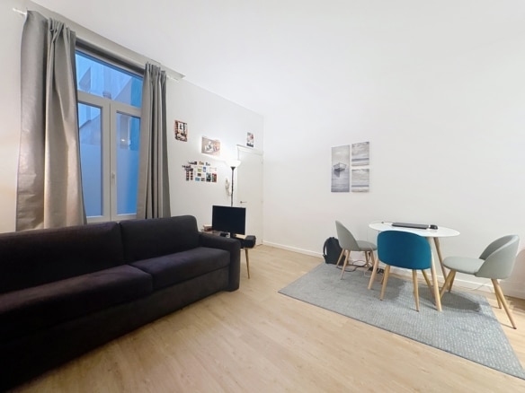 Salon lumineux dappartement avec coin repas bureau et grande fenêtre   appartement  bruxelles