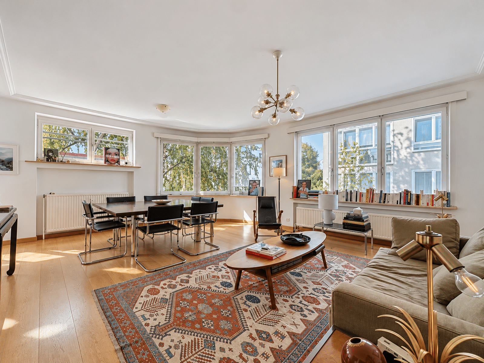 Salon-Salle À Manger Lumineux – You Real Estate Agency Salon-salle à manger lumineux d’appartement avec parquet, grandes fenêtres et décoration moderne.