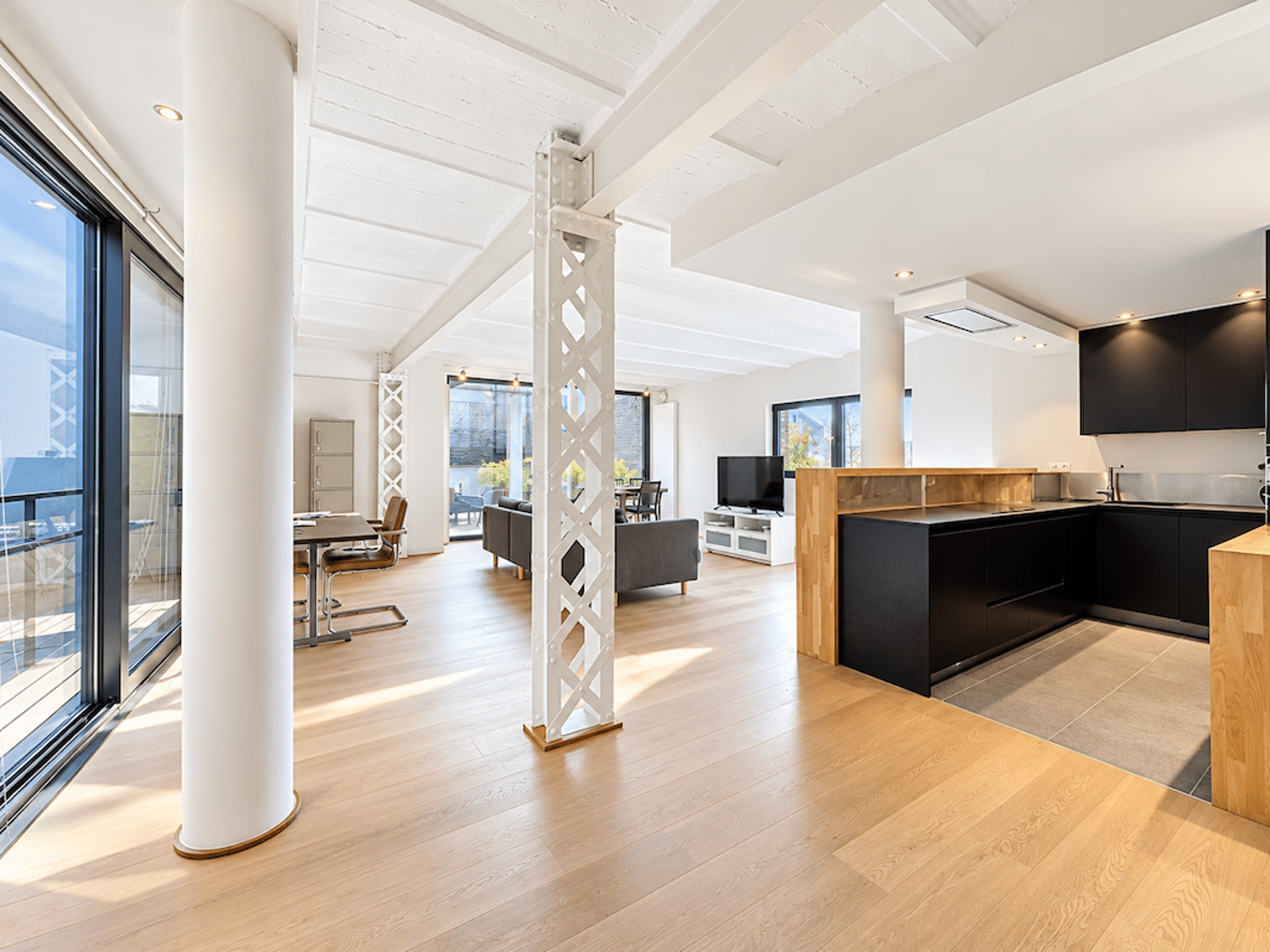 Séjour Lumineux avec Cuisine Ouverte – You Real Estate Agency Appartement lumineux avec cuisine ouverte, salon spacieux et terrasse.